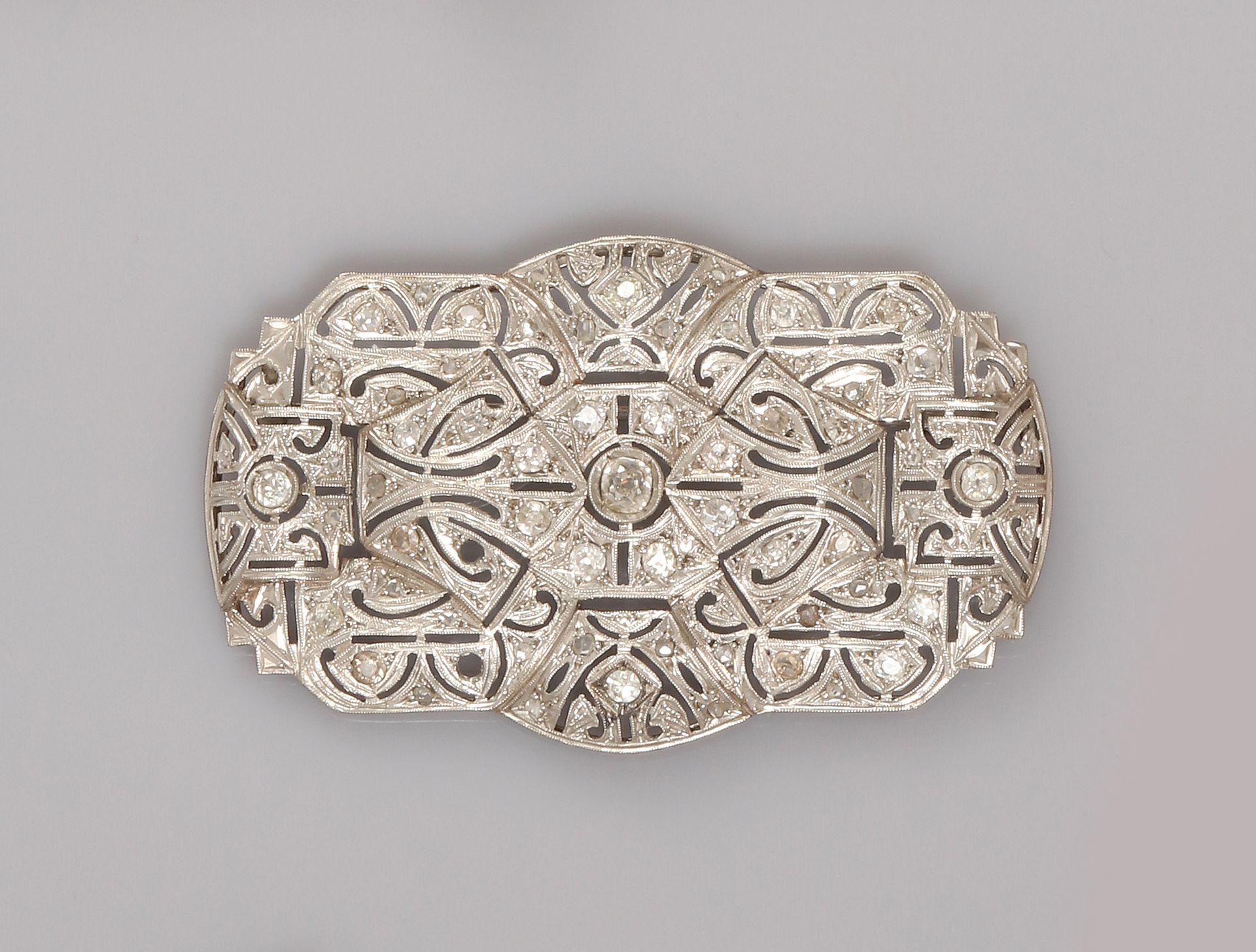 Null 铂金900毫米盘式胸针，覆盖着钻石，尺寸为6.2 x 3.5厘米，缺失，与许多小钻石一起出售，约1930年，重量：18.3克毛重。