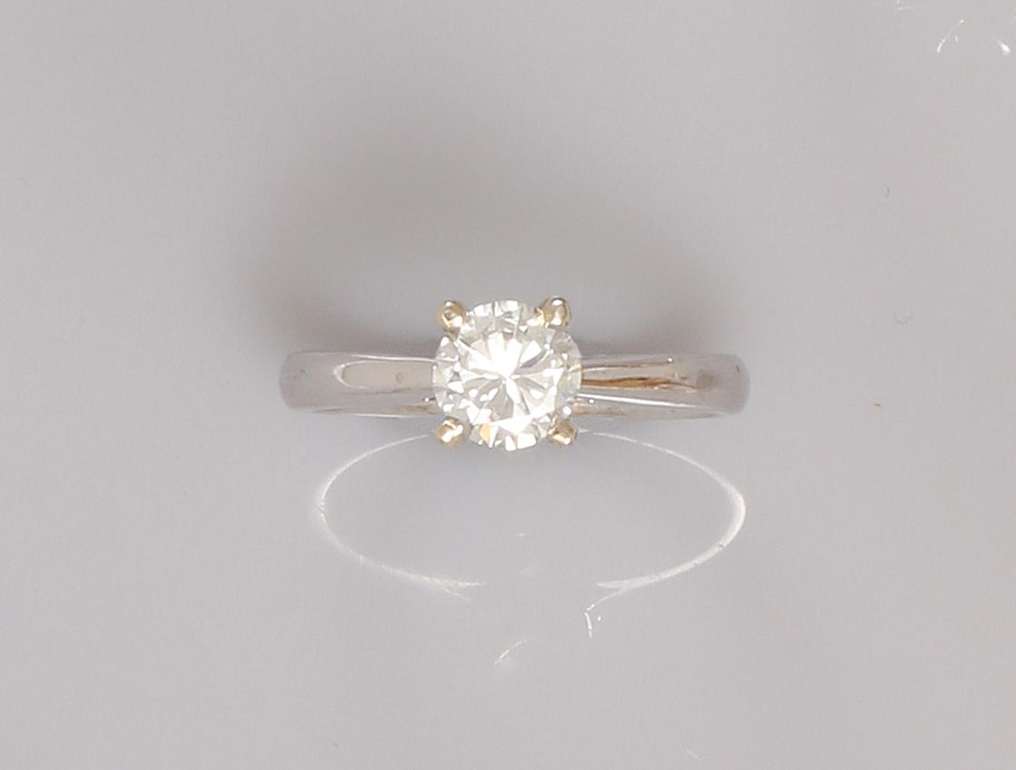 Null 白金单颗戒指，750毫米，镶有一颗明亮式切割钻石，重0.90克拉，推测为I.SI，镶有四个爪子，尺寸：53，重量：4.1克毛重。