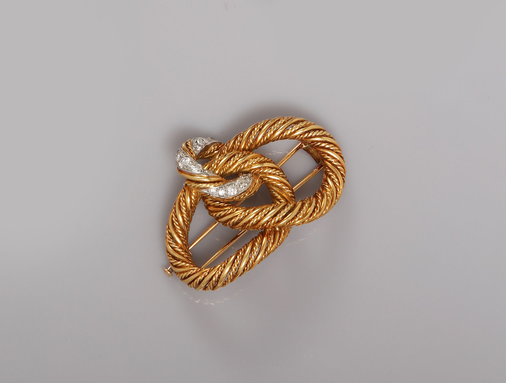 Null MAUBOUSSIN - 巴黎，胸针绘制三条黄金丝带，750毫米，镶嵌钻石，签名，编号04232，尺寸52 x 32毫米，约1955年，重量：毛重38&hellip;