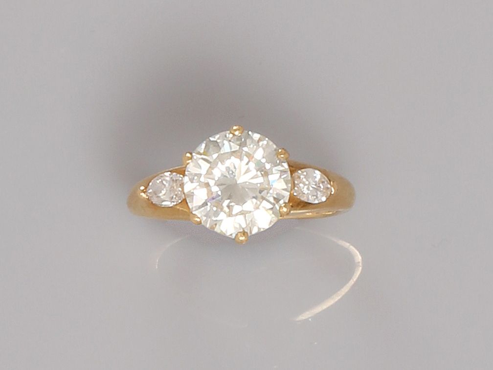 Null Bague solitaire deux ors, 750 MM, ornée d'un diamant taille brillant pesant&hellip;