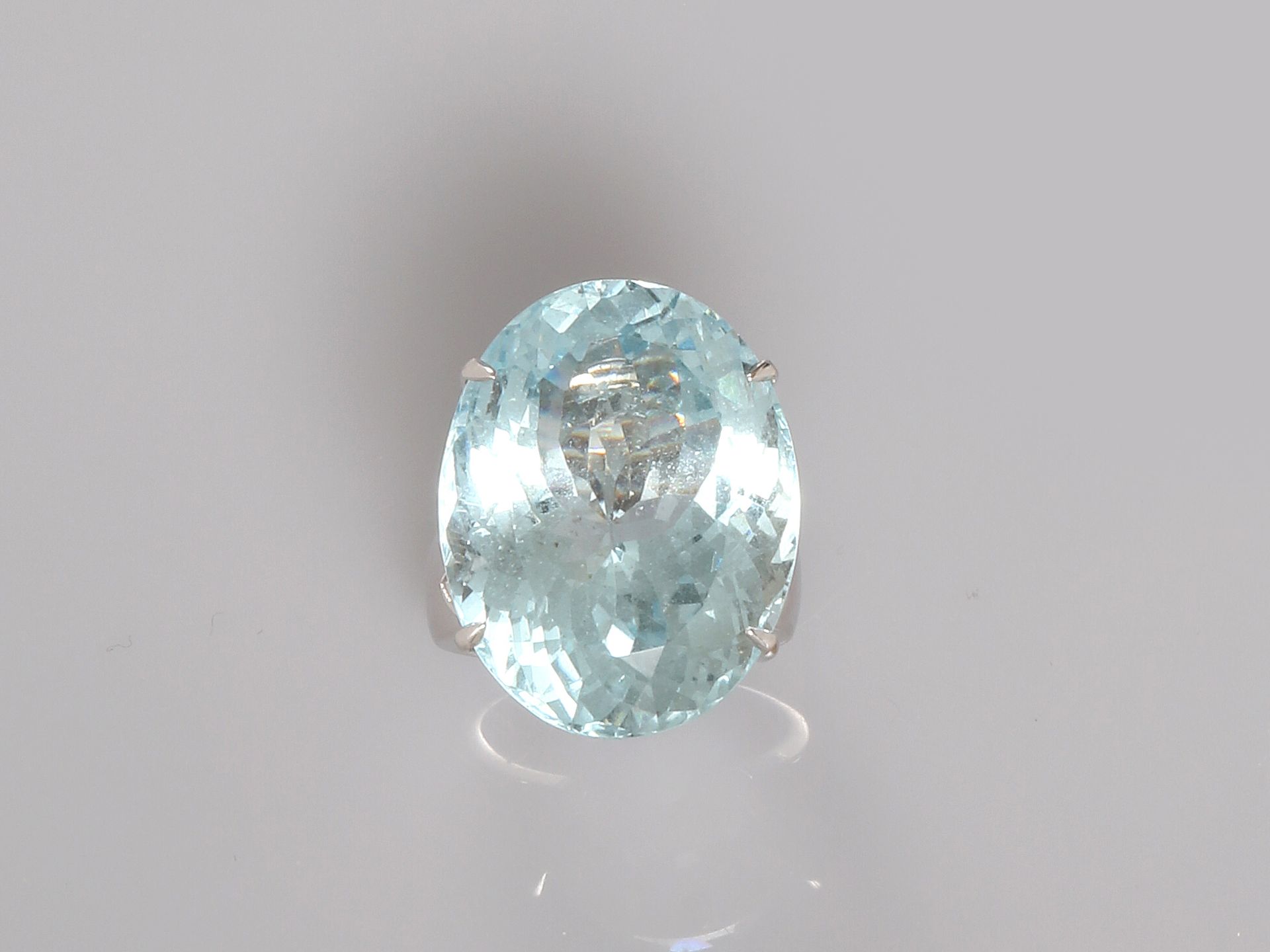 Null 白金戒指，750毫米，在两颗钻石图案之间镶嵌了一颗重约60克拉的椭圆形海蓝宝石，尺寸：58，重量：25.8克，毛重。