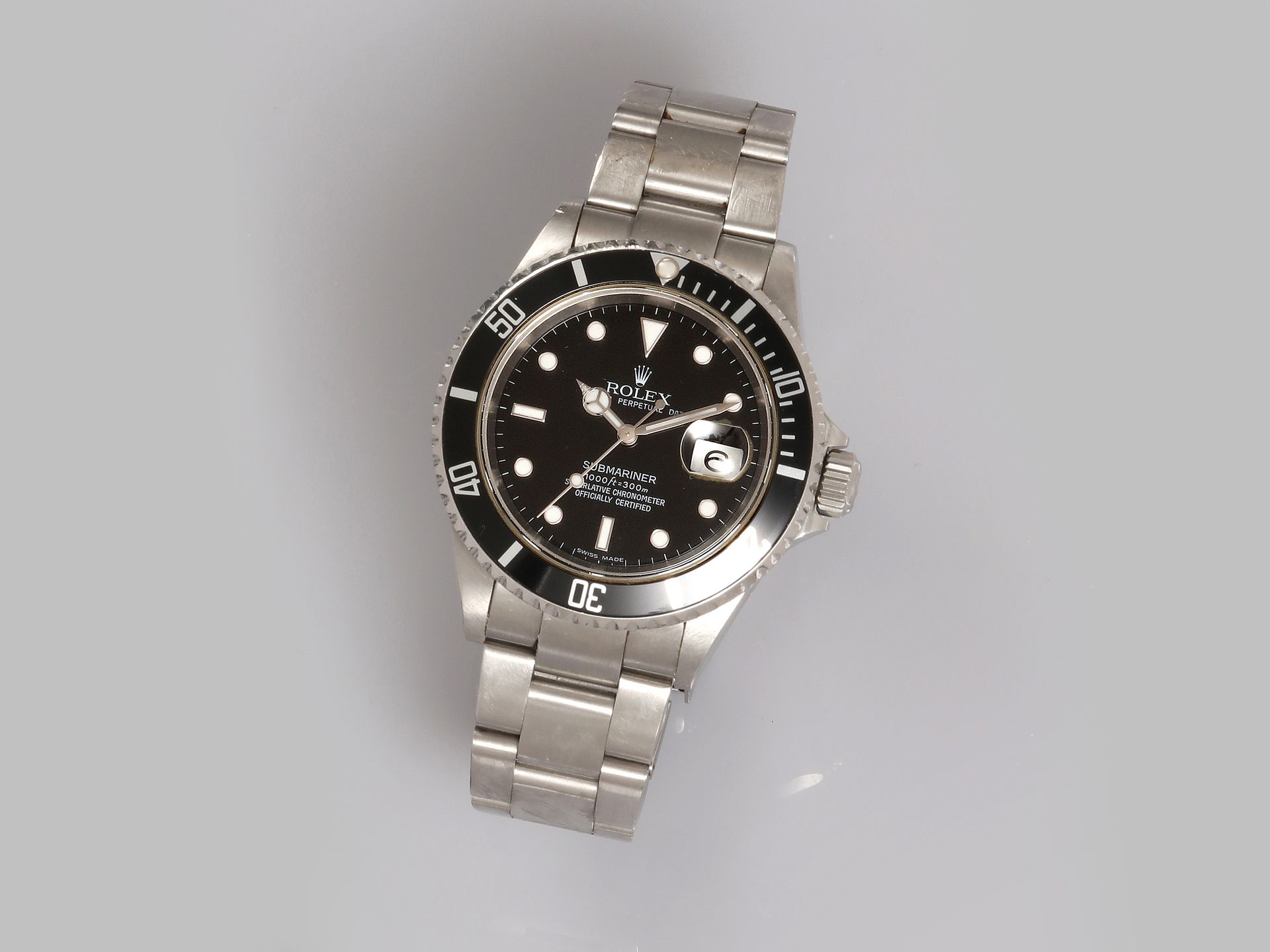 Null ROLEX, Submariner Date. Steel wristwatch, round case 40mm, graduated black &hellip;