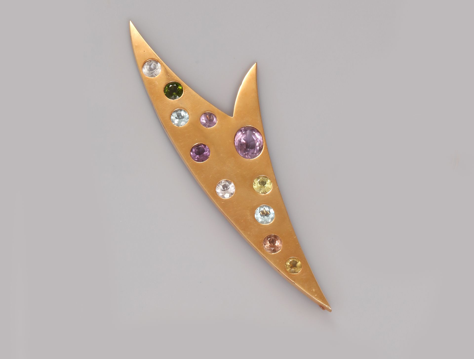 Null 黄金造型胸针，750毫米，镶嵌紫水晶和石英，长13厘米，重量：22克，毛重。