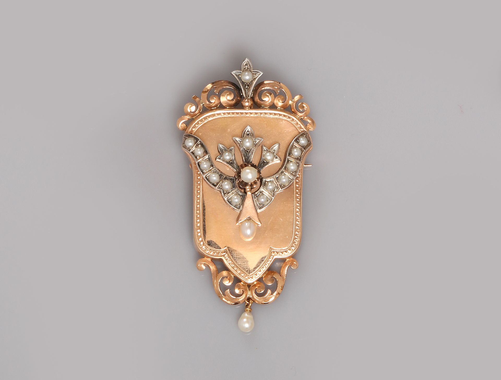 Null 黄金胸针，750毫米，装饰有小珍珠和钻石的花环和楣，尺寸5.4 x 2.8厘米，19世纪，重量：12克。