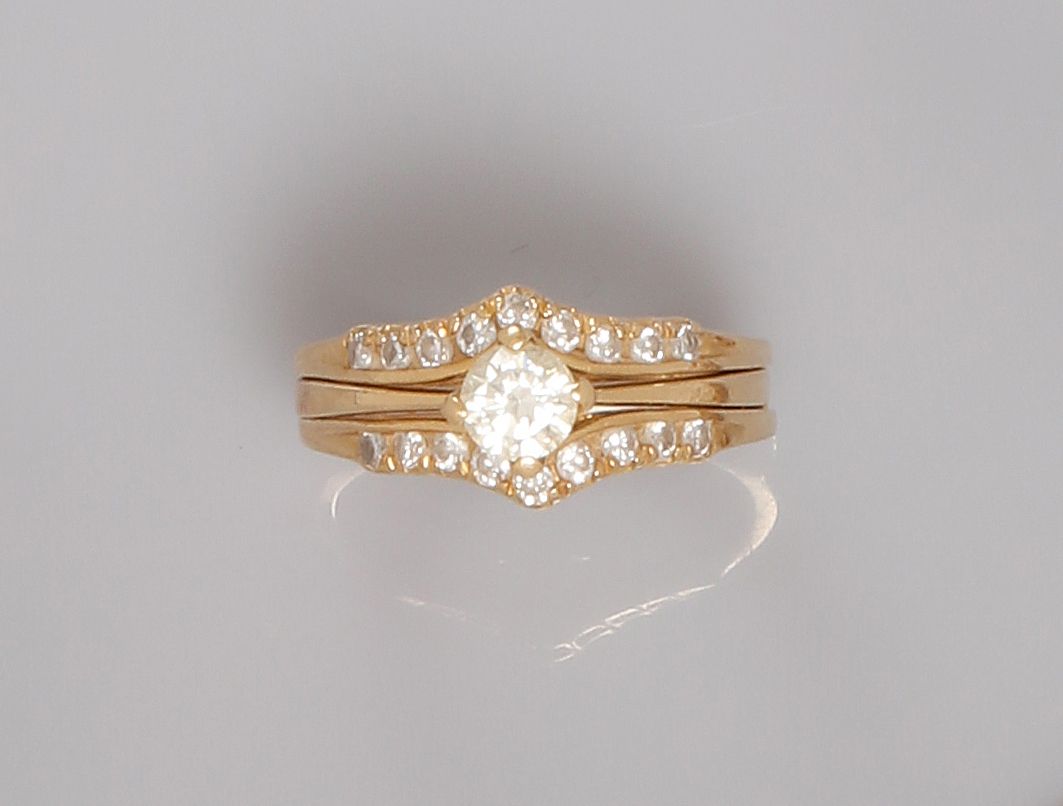 Null Bague solitaire en or jaune, 750 MM, centrée d'un diamant pesant 0,30 carat&hellip;