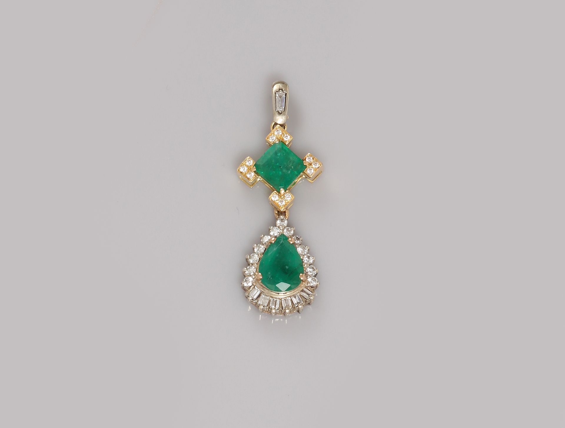 Null Yellow gold pendant, 585 MM, set with a square emerald and a pear-cut emera&hellip;