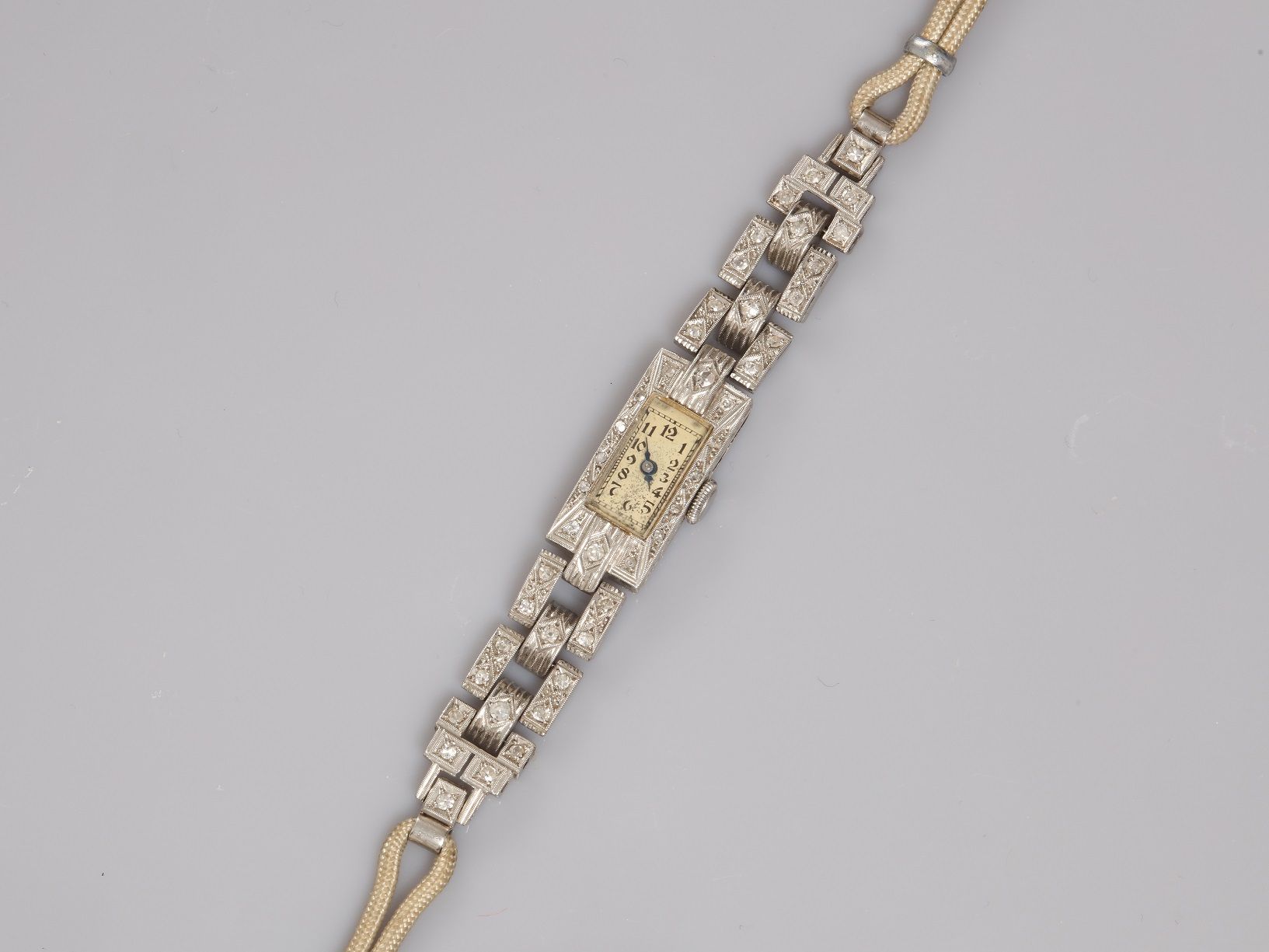 Null 铂金900毫米表带，长方形表圈镶嵌钻石，金属手镯，长16厘米，约1930年，重量：18.7克，毛重。