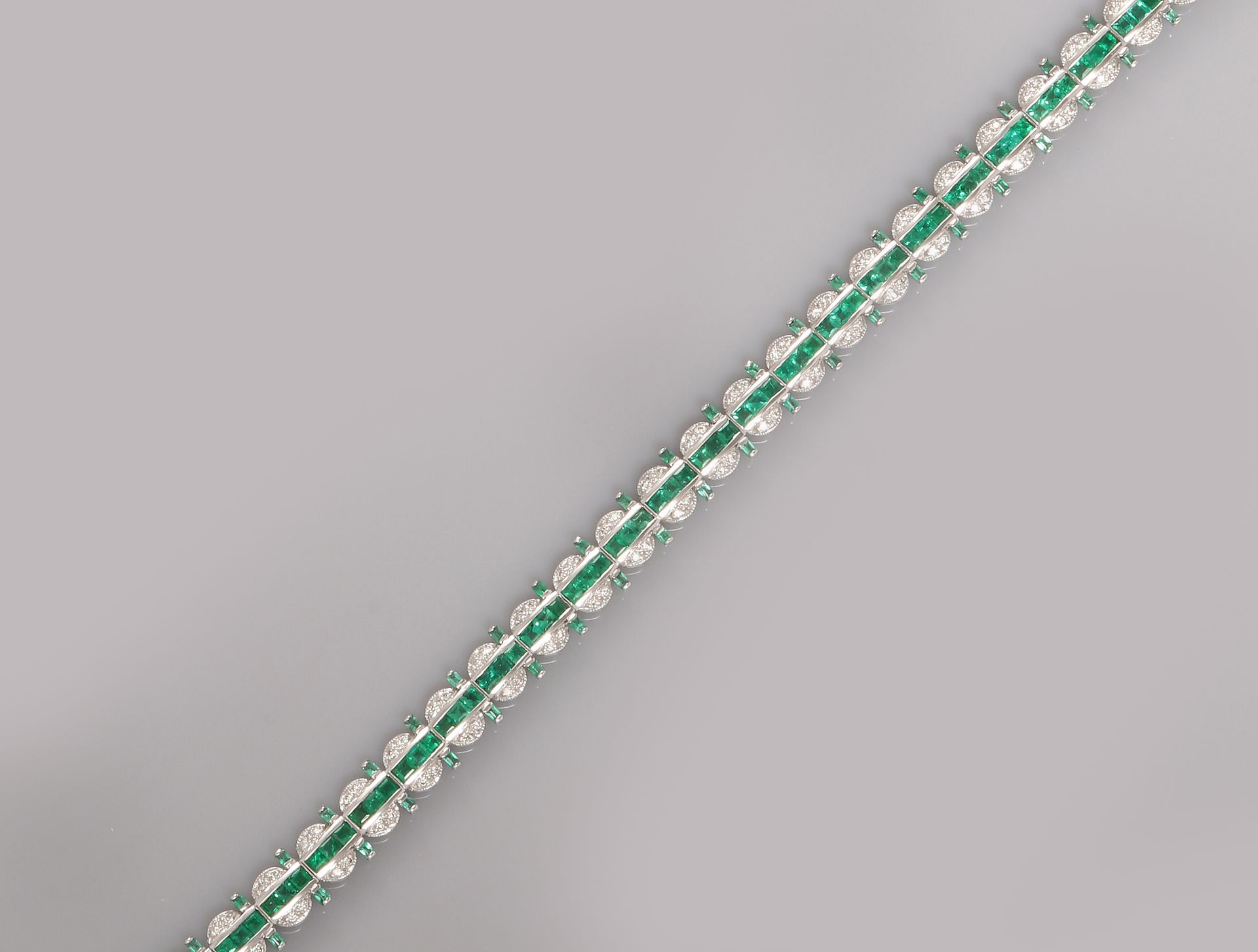 Null 白金手镯，750毫米，由总重约6克拉的祖母绿和钻石装饰的铰接部分组成，隐形安全系统，长18厘米，重量：14.9克，毛重。