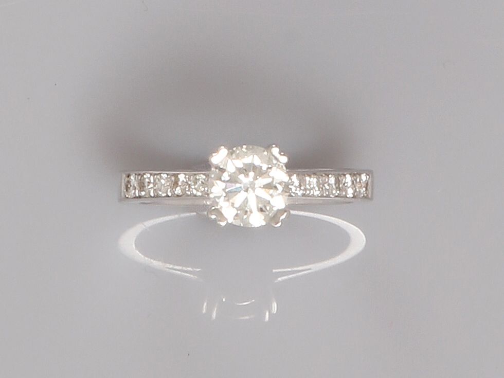 Null 单身戒指，白金，750毫米，在两行钻石之间镶嵌一颗重0.74克拉的明亮型切割钻石，尺寸：49/50，重量：4.15克，毛重。