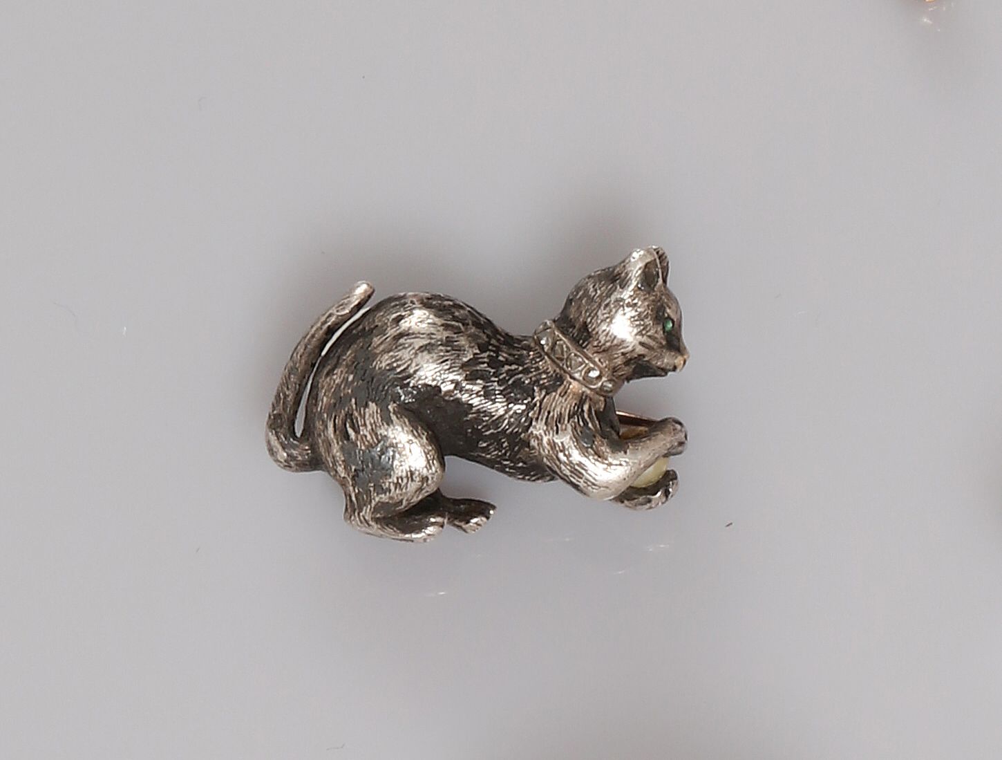 Null Broche dessinant un chaton en or 750MM et, argent 925 MM, collier diamanté,&hellip;
