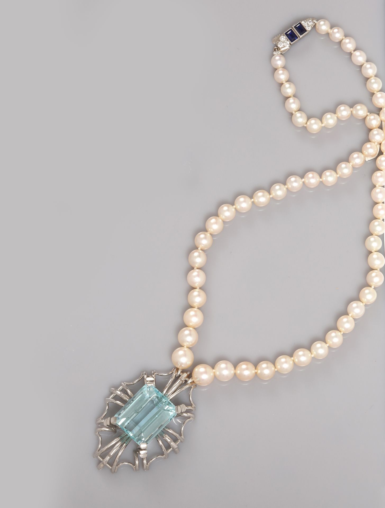 Null 日本浅色养殖珍珠项链，白金扣和吊坠，750毫米，扣子上装饰有切割的蓝宝石和钻石，吊坠为白金材质，围绕一颗重约30克拉的海蓝宝石，长46厘米，重量：60&hellip;