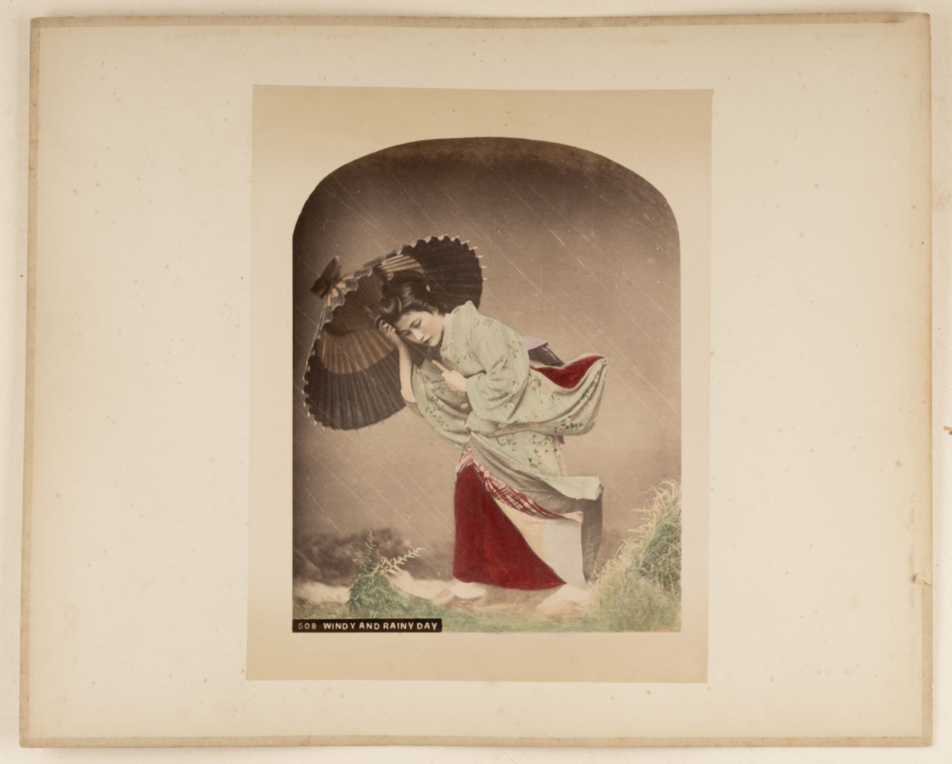 Null 草部金兵 (1841-1934)

"大风大雨天，雨中的日本人，约1880年

彩色高光的相纸印刷品，图像中的标题和编号为508号

20 x 25厘&hellip;