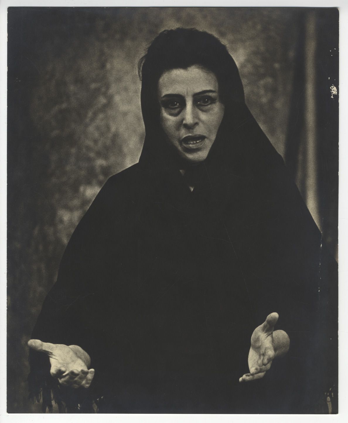 Null 安娜-马格纳尼（1908-1973），意大利女演员。复古银版画，28.2 x 23厘米。摄影师Nicolas TREATT的印章。弯曲，小的缺乏胶质。