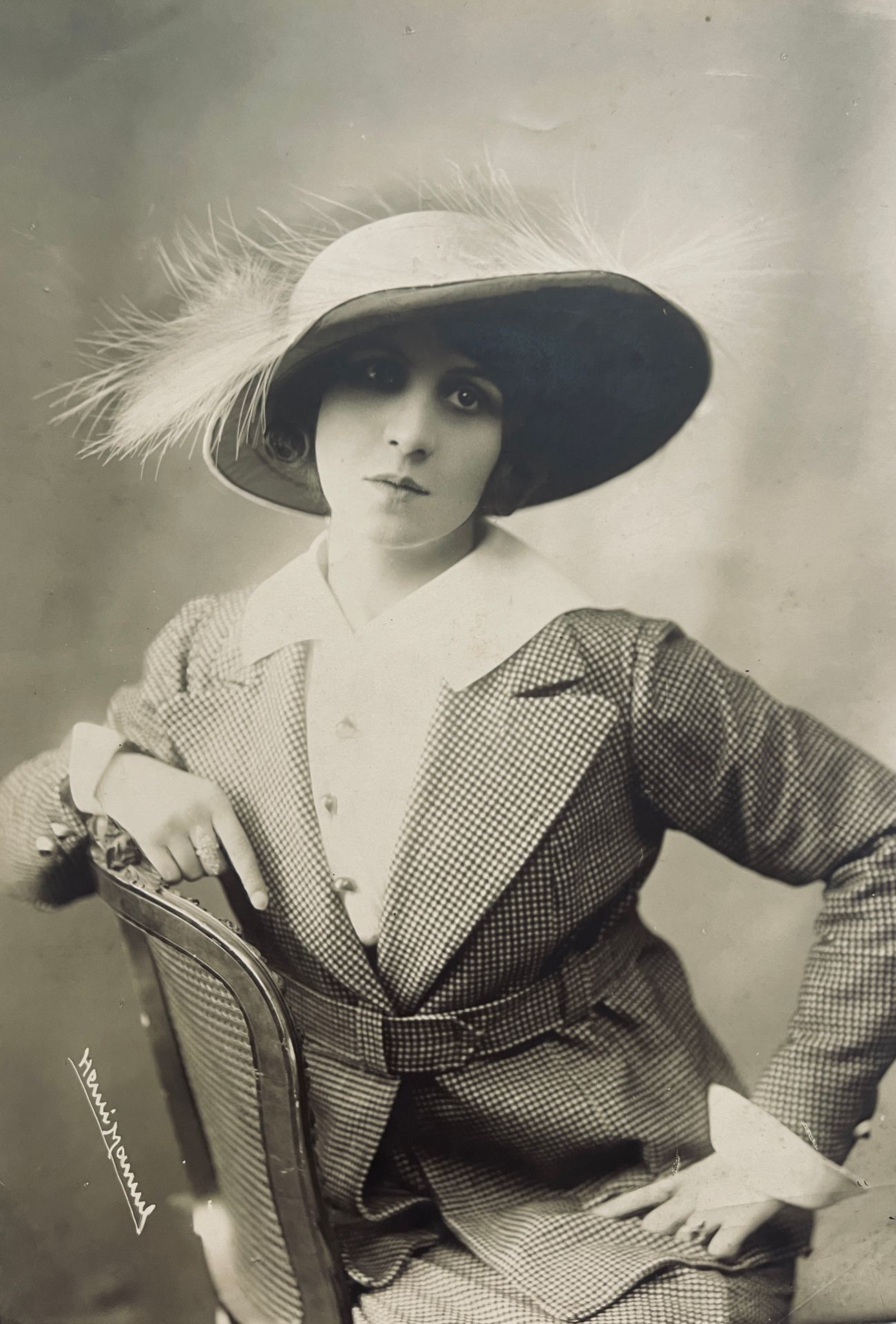 Henri Manuel (1874-1947) Mode, jeune femme au chapeau d…