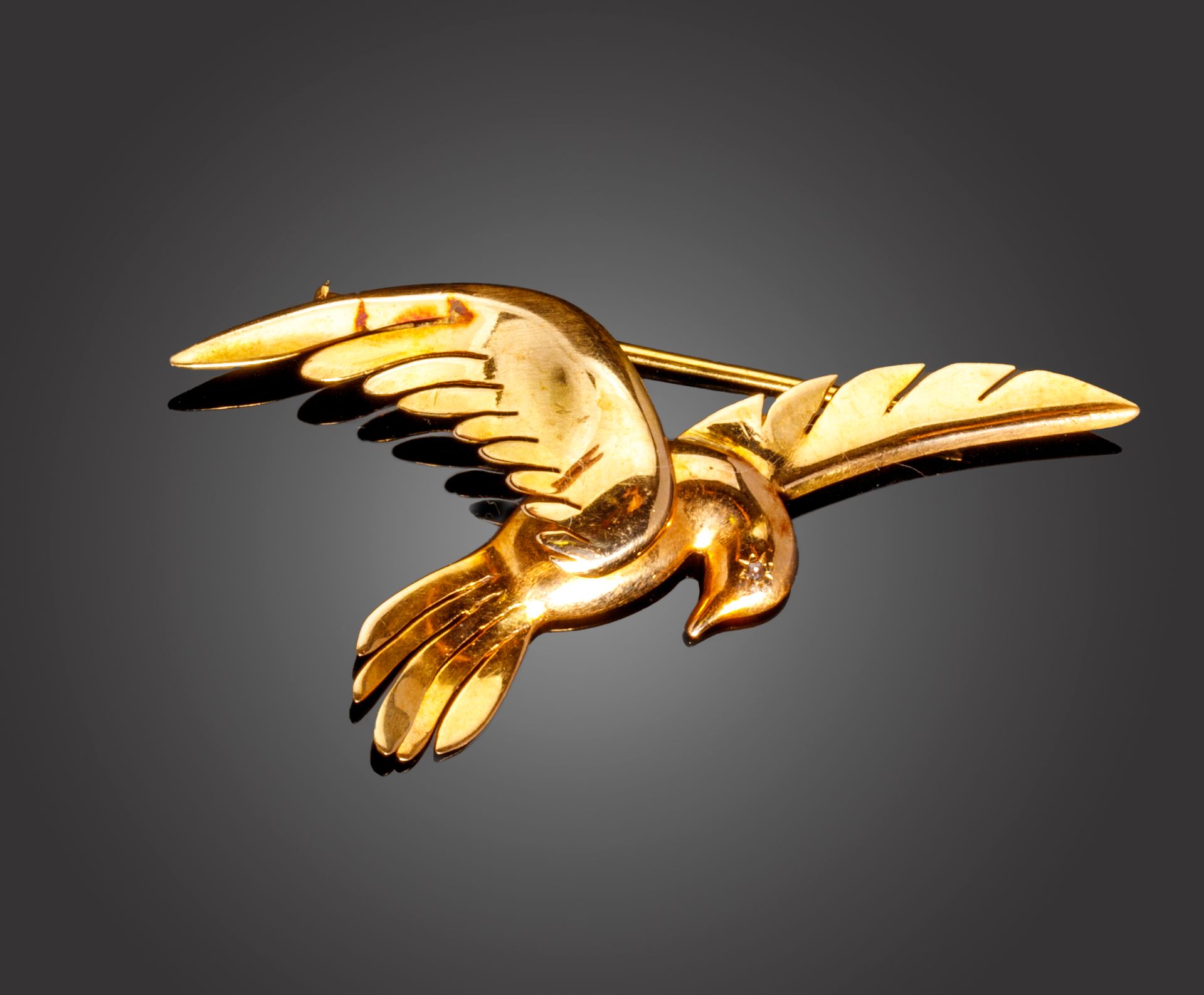 Null Broche dessinant un oiseau stylisé en or jaune, 750 MM, en vol, poids : 9,2&hellip;
