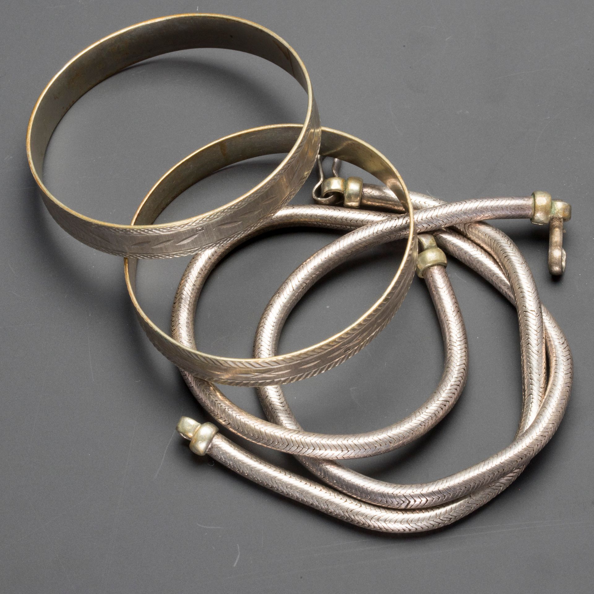 Null Lot fantaisie composé d'un collier, bracelet semi-rigides et deux bracelets&hellip;