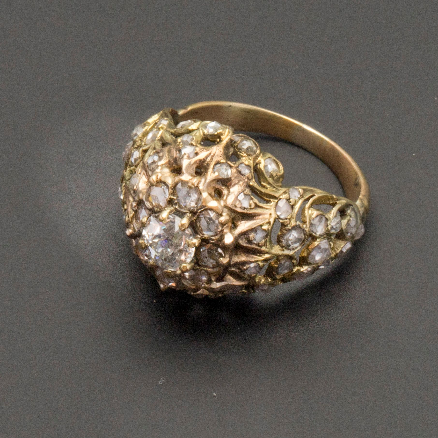 Null Bague Dôme en or jaune, 750 MM, recouverte de diamants taille rose autour d&hellip;