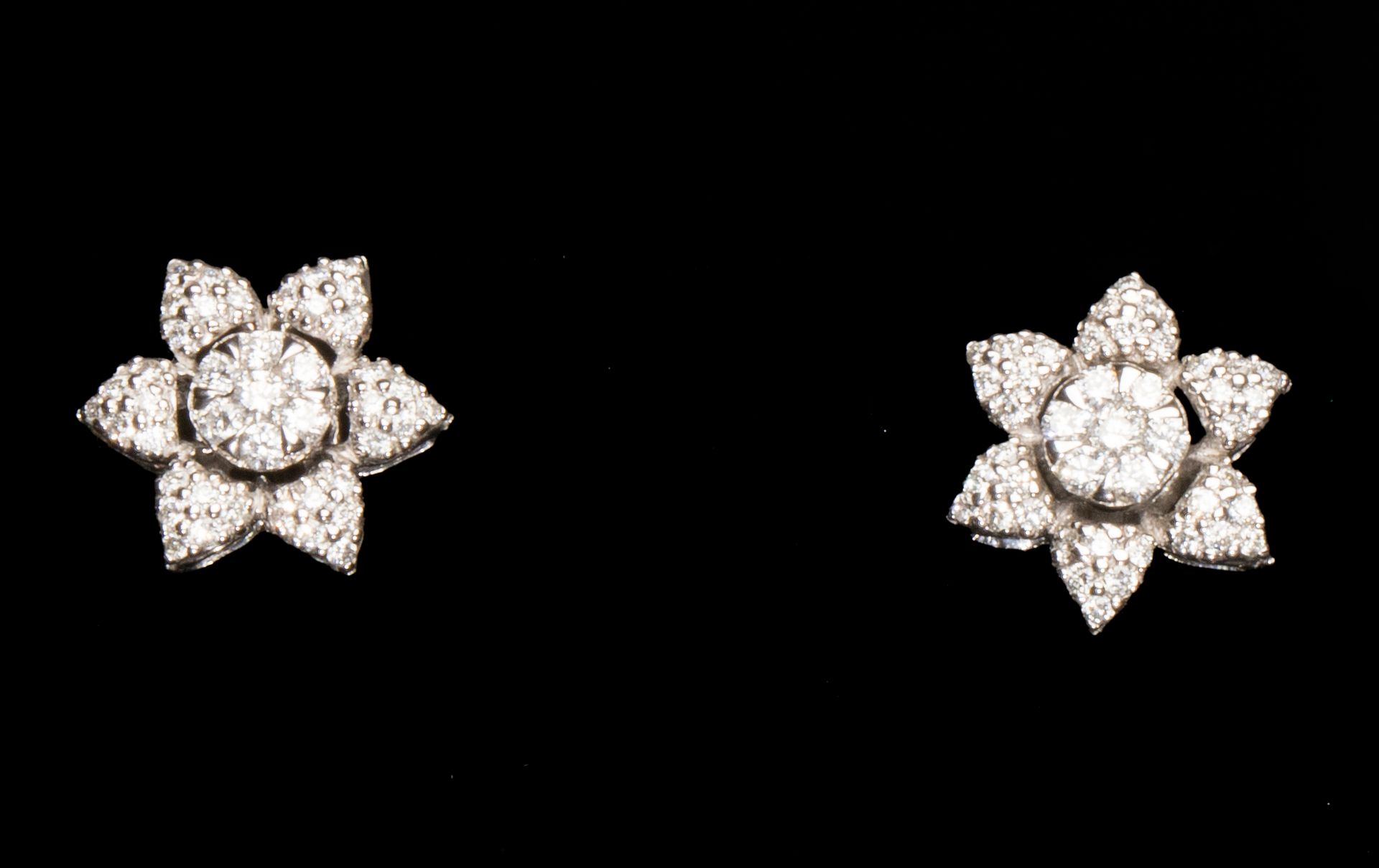 Null Boutons d'oreilles Fleur en or gris, 750 MM, recouvertes de diamants total &hellip;