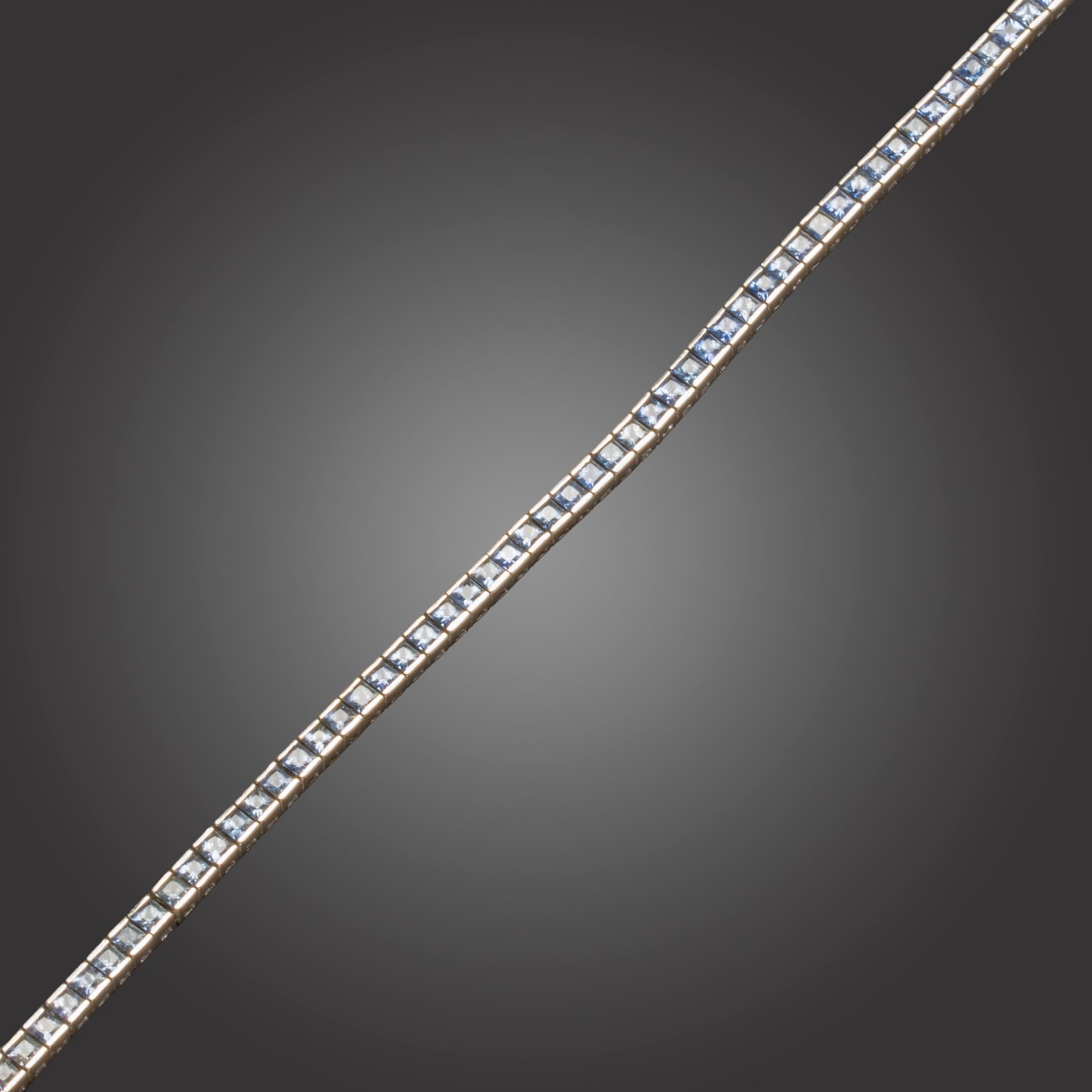 Null Bracelet Ligne souple en or gris, 750 MM, souligné de saphirs calibrés, pro&hellip;