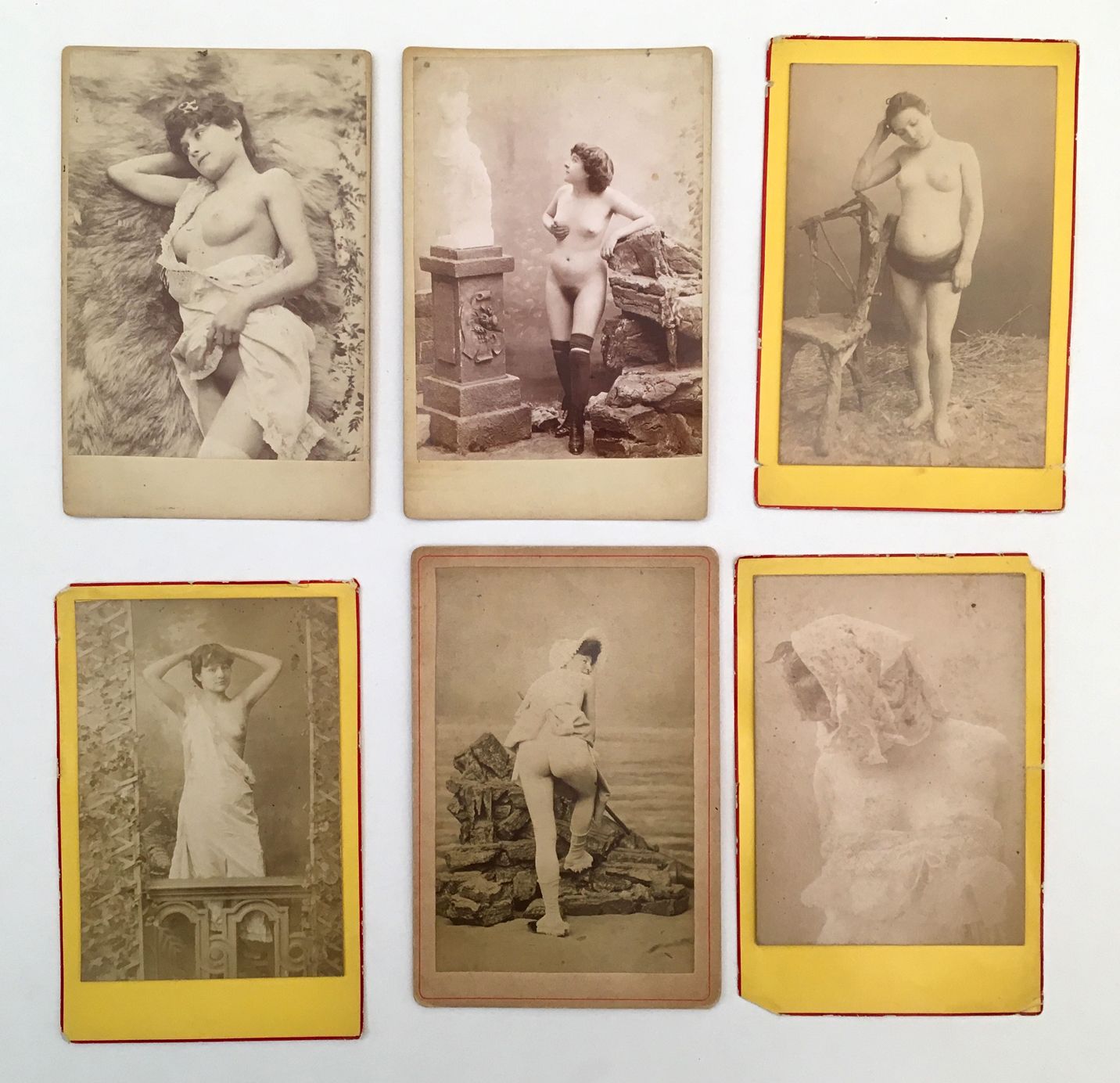 Null [身份不明的摄影师］女性裸体研究，约 1900 年。6 幅银质老照片裱在卡片上，卡片尺寸为 11 x 16 厘米。