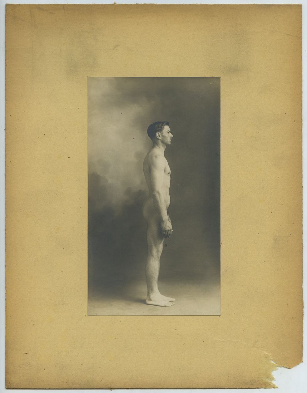 Null 男：DESBONNET 教授和其他人。男性裸体侧面研究，约 1910 年。复古银版画，16.3 x 9 厘米，裱在卡片上。