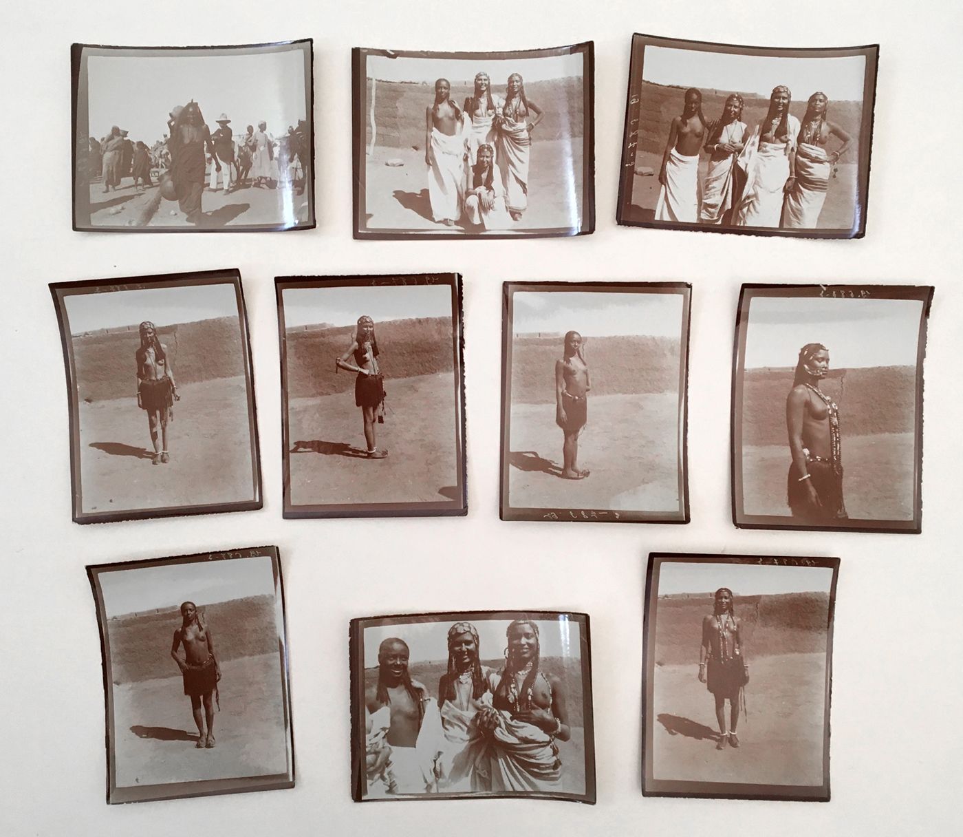 Null [身份不明的摄影师]。露天的非洲妇女，约 1910 年。10 张银质照片，12 x 9 厘米。背面空白。