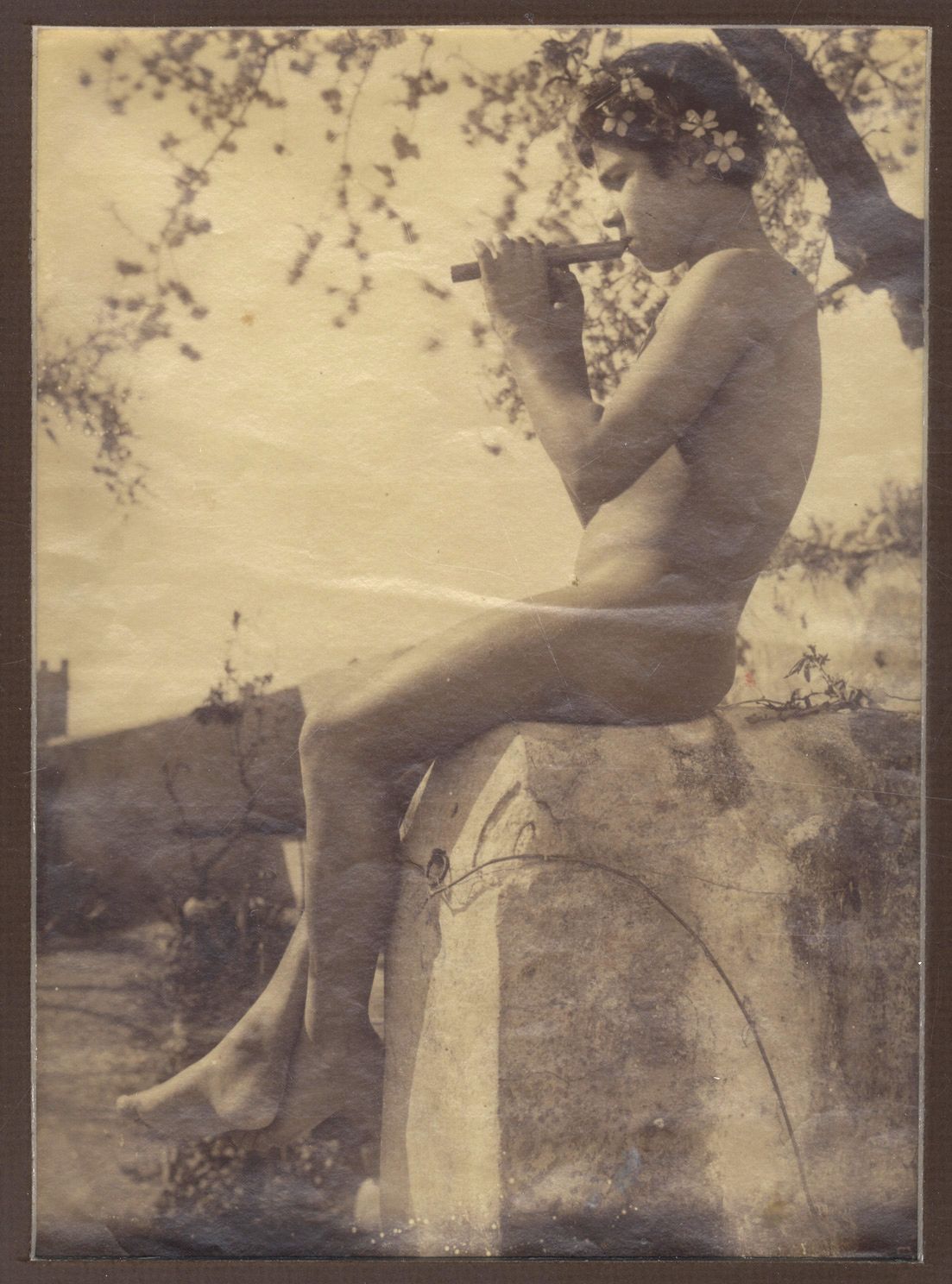Null 男性。威廉-冯-格罗登（Wilhelm von GLOEDEN，1856-1931 年）《吹长笛的裸体研究》，约 1900 年。相纸印刷，22 x 1&hellip;