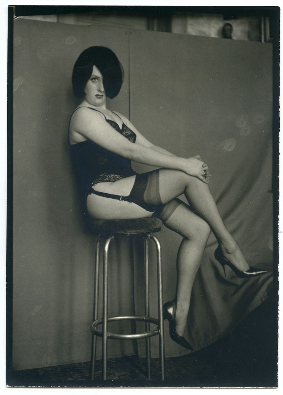 Null Pierre MOLINIER (1900-1976). Janine, parrucca castana, sullo sgabello, 1968&hellip;