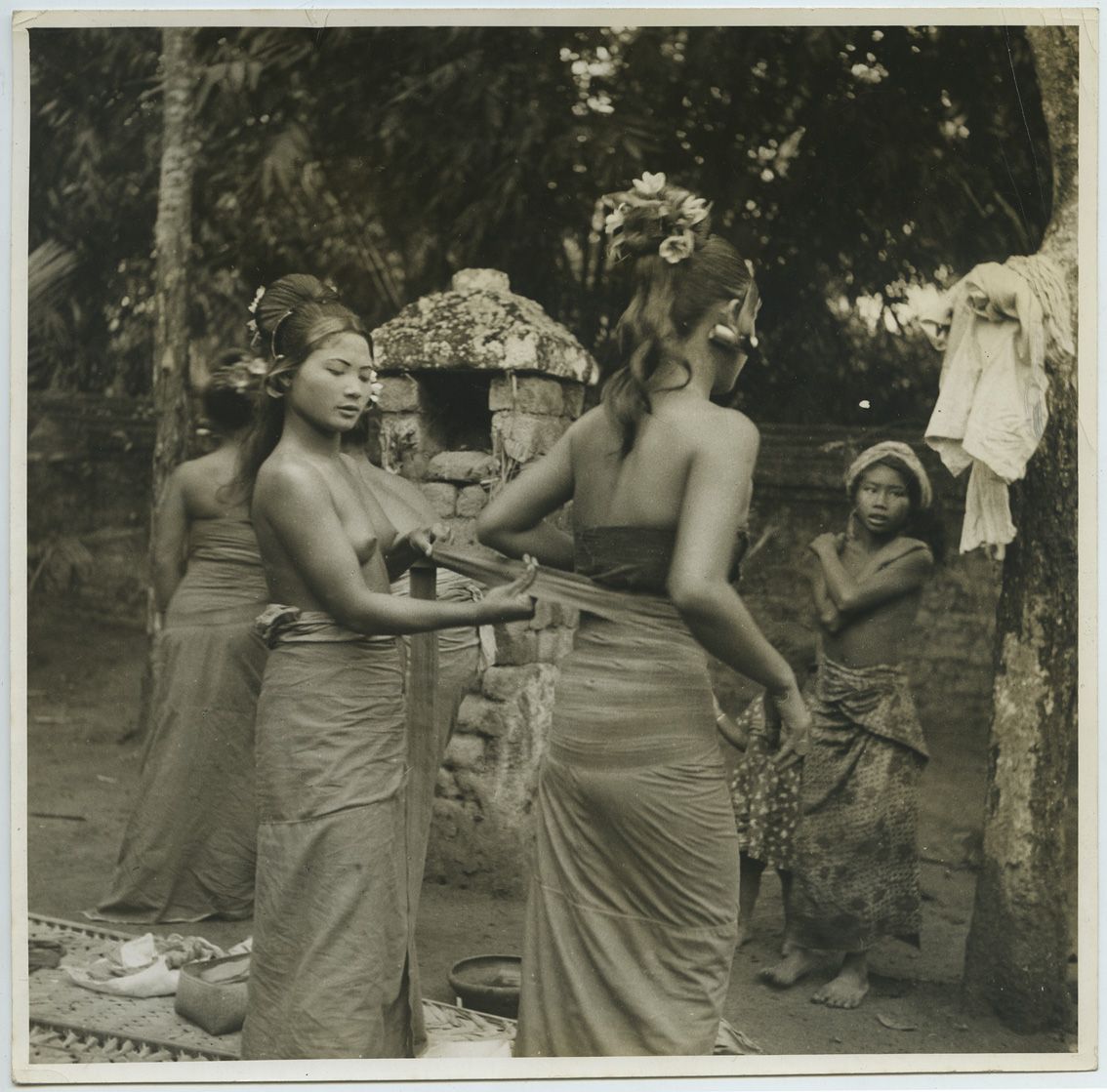 Null Branson DECOU (1901-1996). Jeunes Balinaises dansant, vers 1940. Épreuve ar&hellip;