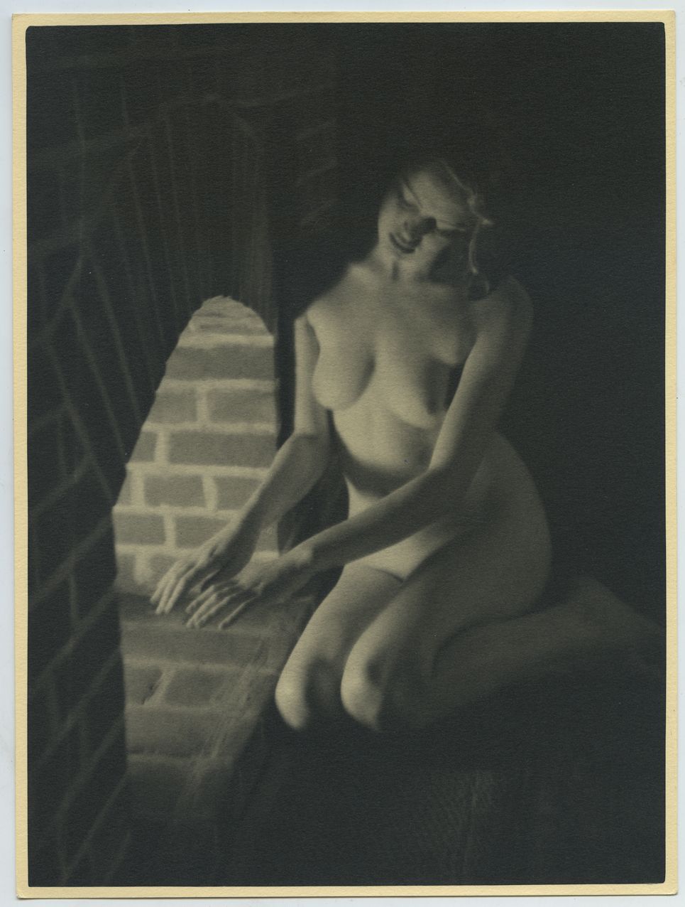 Null Heinz von PERCKHAMMER（1895-1965 年）。壁炉边的裸女》，约 1950 年。银质版画，23.4 x 17.4 厘米。背面有&hellip;