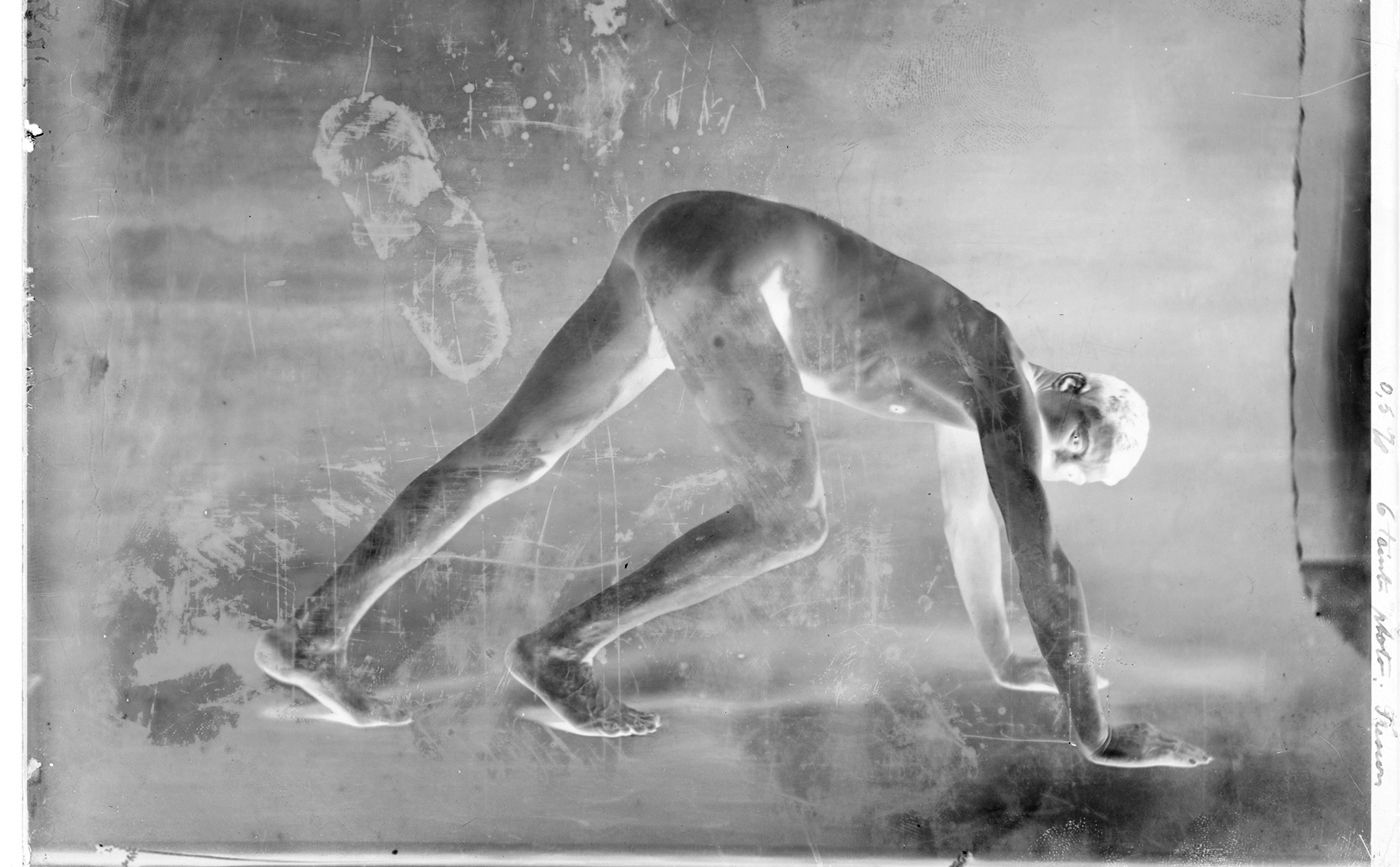 Null 男：DESBONNET 教授及其他四肢着地的男性裸体研究，约 1910 年。3 张玻璃底片，约 18 x 24 厘米。