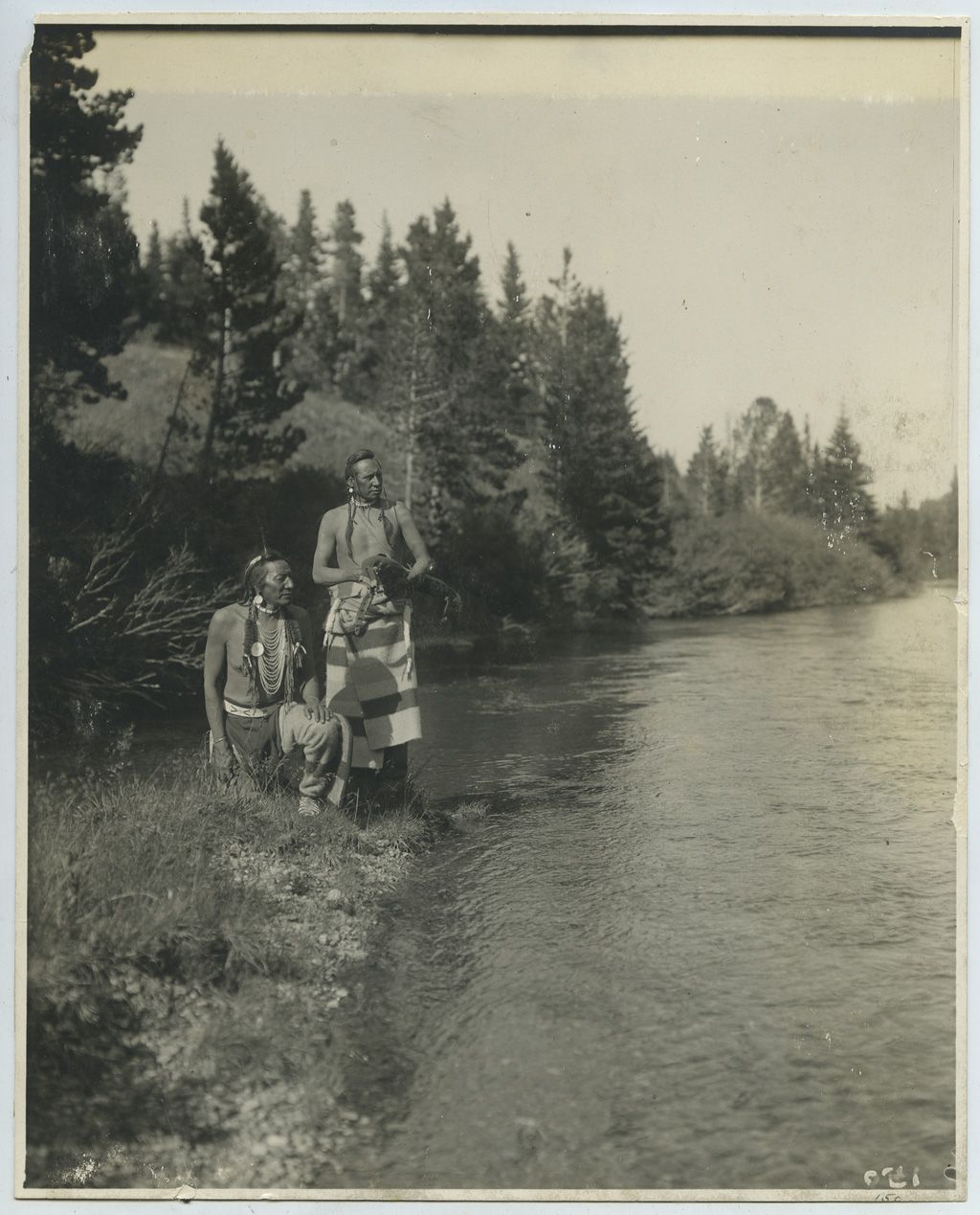 Null 美国印第安人。蒙大拿州[身份不明的摄影师]。约 1910 年，布莱克费特部落成员与河边的神圣药草在一起。复古银版画，25 x 20 厘米。背面注释 "&hellip;