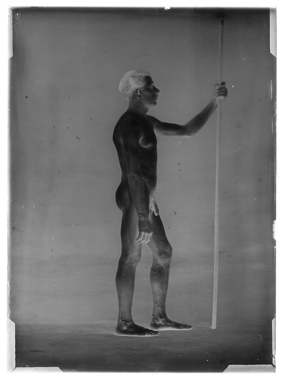 Null 男：戴斯邦内教授及其他人丹尼斯男性裸体研究，约 1910 年。4 张玻璃底片，约 13 x 18 厘米。
