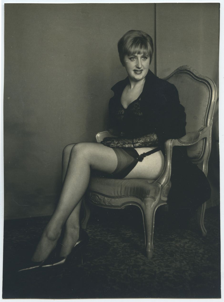 Null Pierre MOLINIER (1900-1976). Janine, perruque blonde, porte-jarretelles, ve&hellip;