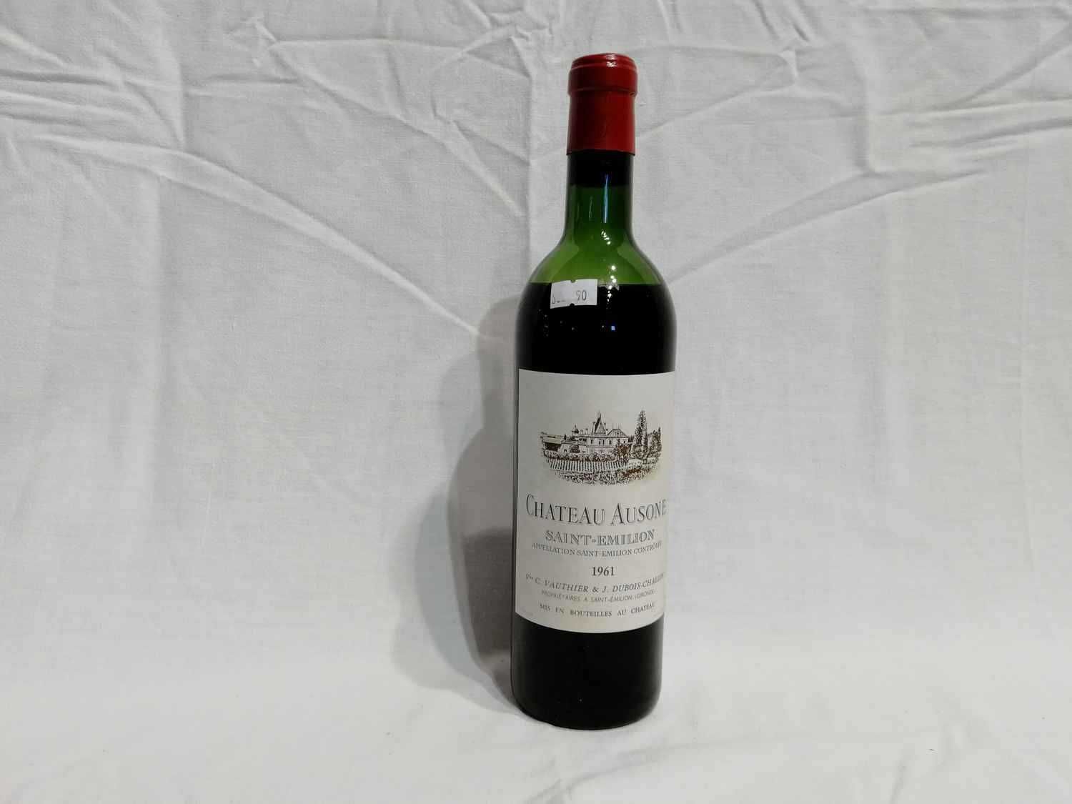 Null 1 Bouteille Château AUSONE 1961 1GCC A - SAINT-EMILION Niveau bas-épaule