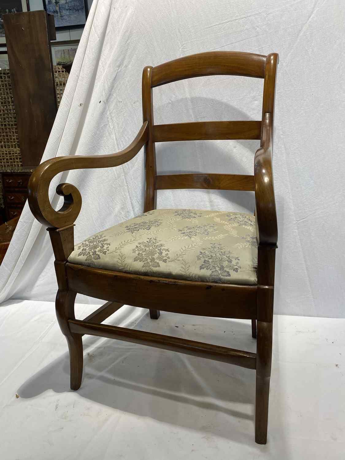 Null 1 sillón del siglo XIX con culata de madera de cerezo