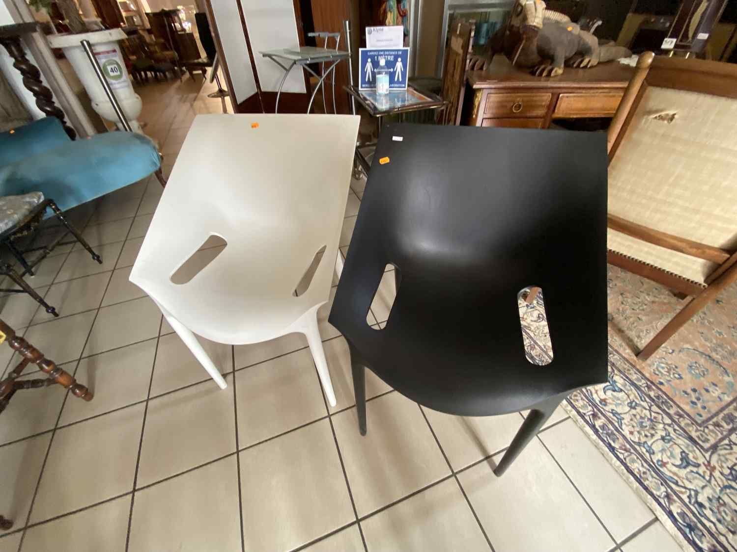 Null 1对堆叠扶手椅YES博士在聚丙烯（1白色1黑色） - 品牌Kartell - 设计师：Philippe Starck - 扶手椅的外壳上有一些划痕