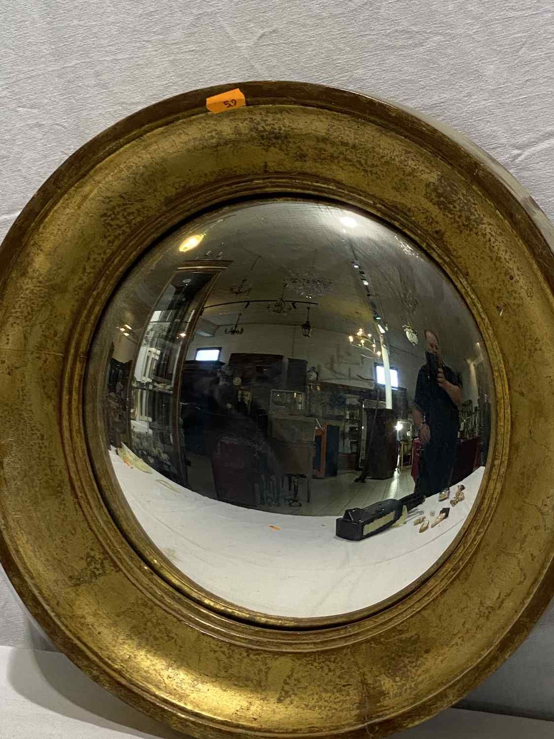 1 Runder gewölbter Spiegel mit vergoldetem Rahmen Durchm…