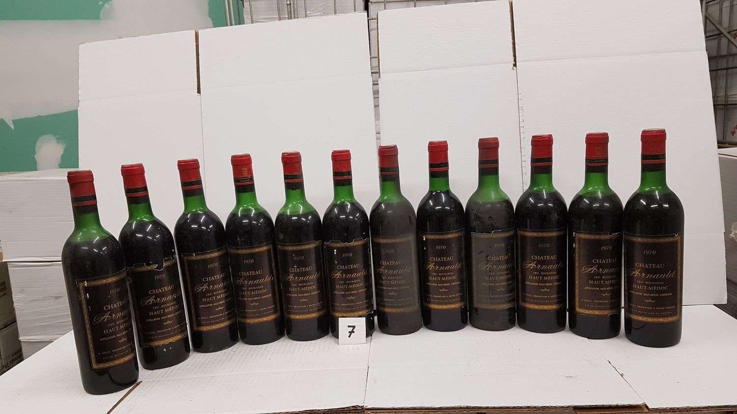 Null 12瓶 ARNAULD酒庄1970年上梅多克葡萄酒 7瓶高肩，1瓶低颈。4个半肩，8个受损标签。