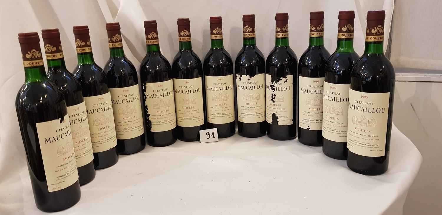 Null 12 Flaschen Château MAUCAILLOU 1986 MOULIS 11 Etiketten beschädigt. 6 tiefl&hellip;