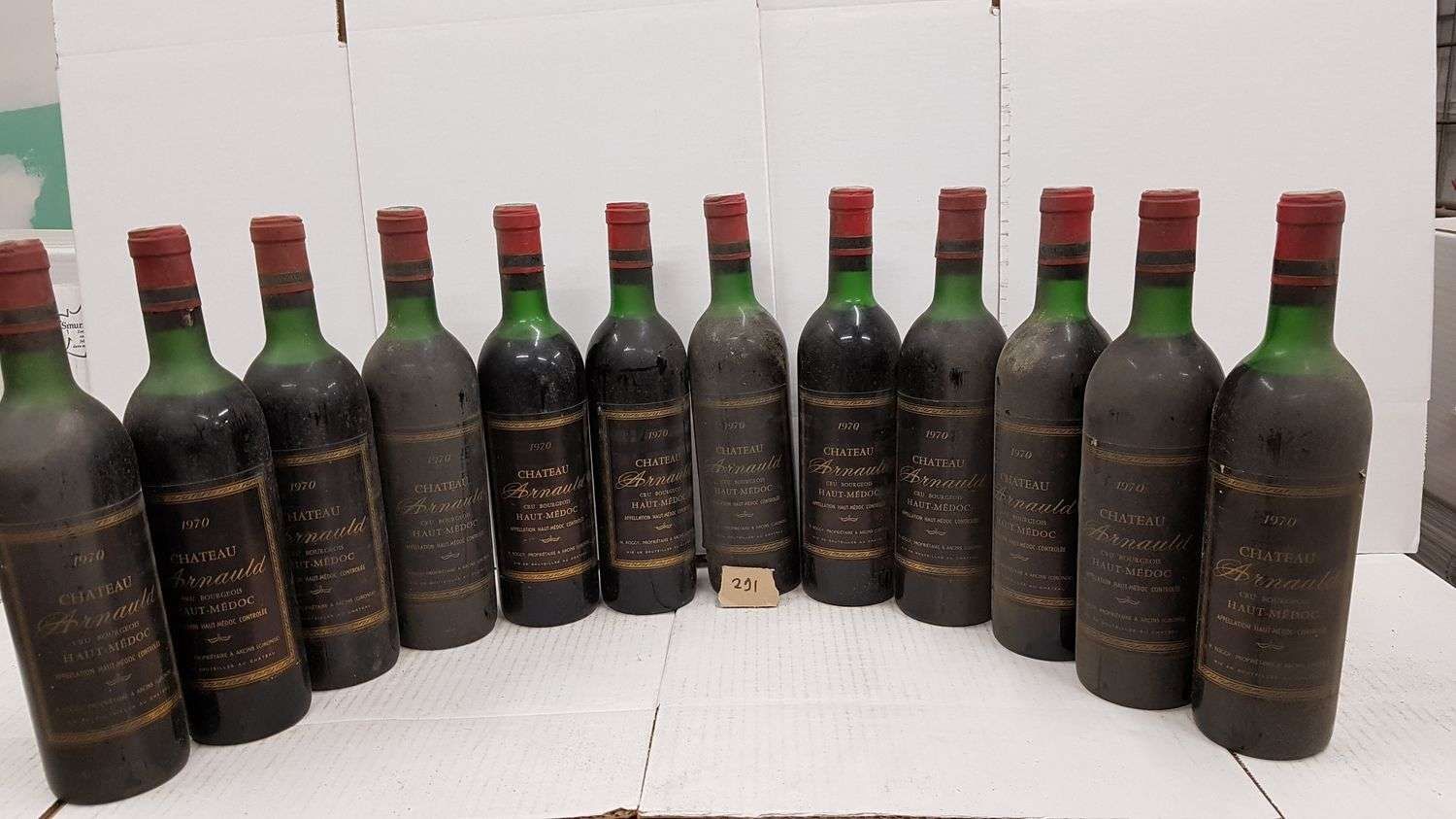 Null 12 botellas de Château ARNAULD 1970 Haut Médoc, 11 con el hombro alto y 1 c&hellip;