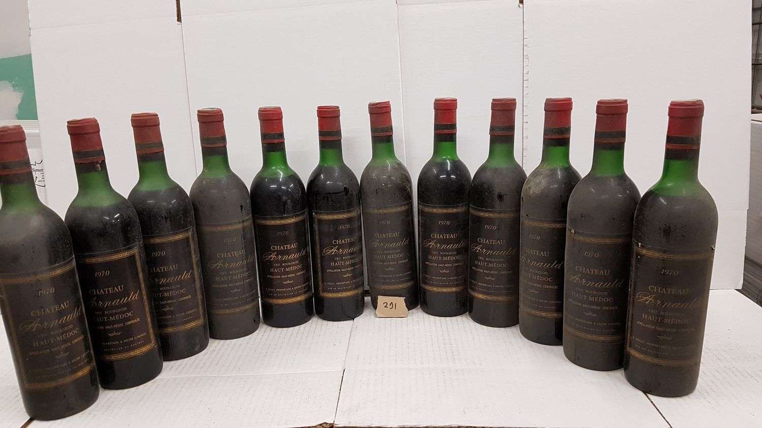 Null 12 Flaschen Château ARNAULD 1970 Haut Médoc, 11 hohe Schulter und 1 mittler&hellip;