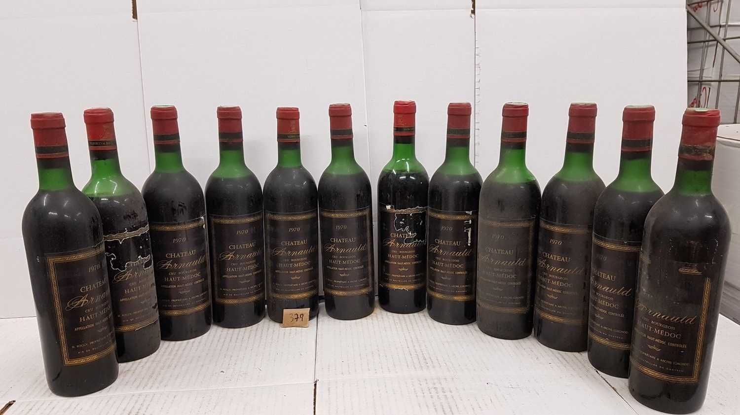 Null 12 bouteilles château ARNAULD 1970 Haut Médoc. 4 étiquettes abimées, 10 hau&hellip;