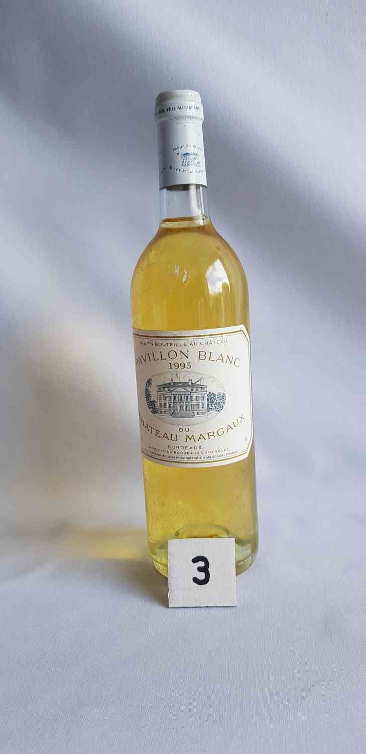Null 1 Bottle PAVILLON BLANC DU CHÂTEAU MARGAUX 1995. Beautiful presentation.