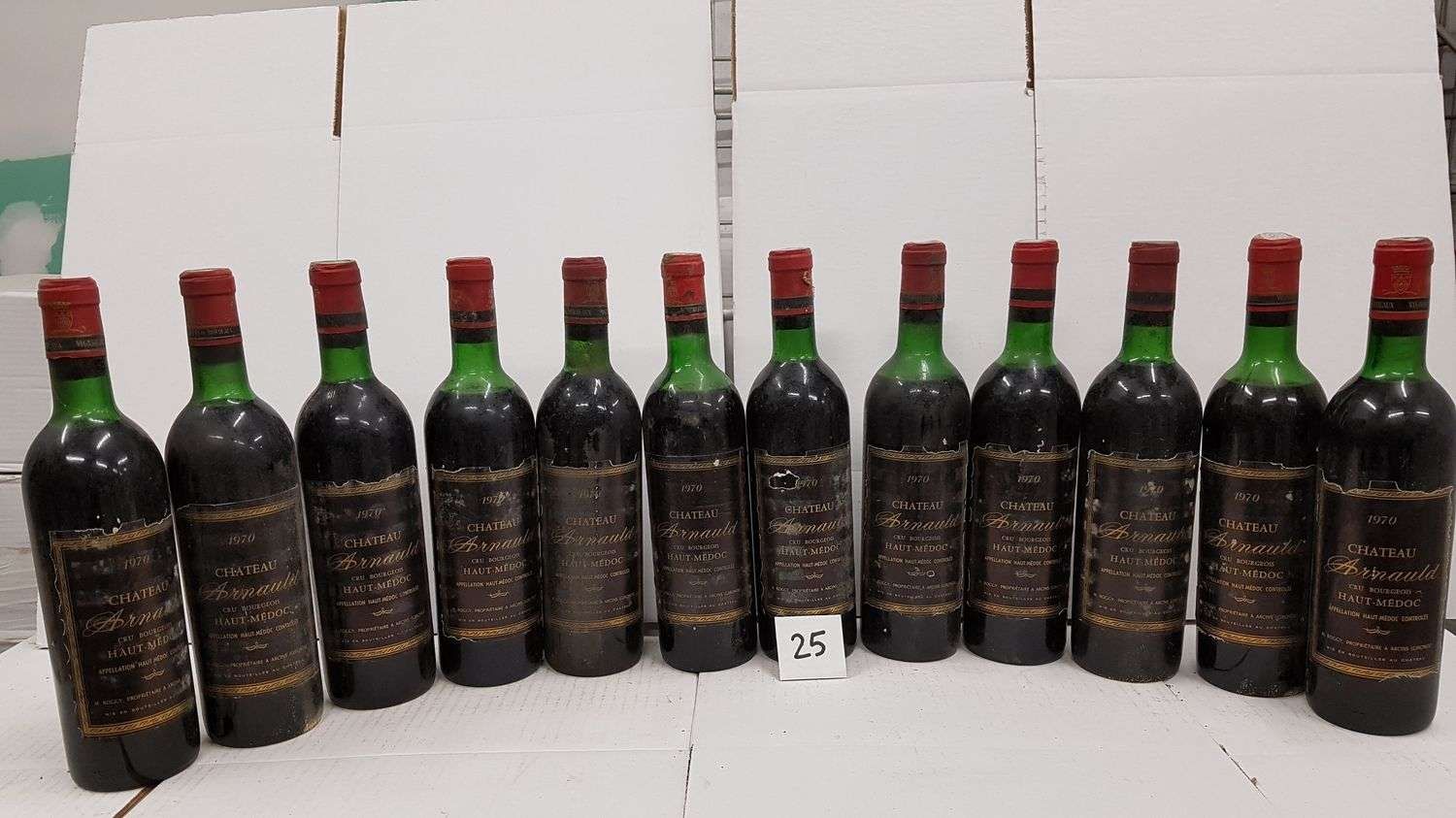 Null 12瓶 Château ARNAULD 1970 Haut Médoc 3个中肩酒，6个高肩酒，3个低颈酒，标签轻微损坏。