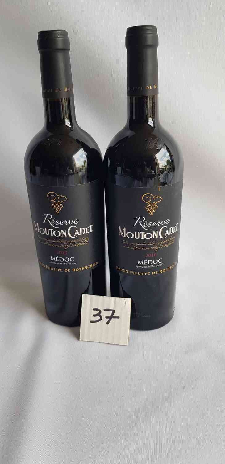 Null 2 bottles RESERVE MOUTON CADET 2010 MEDOC. Perfect presentation.