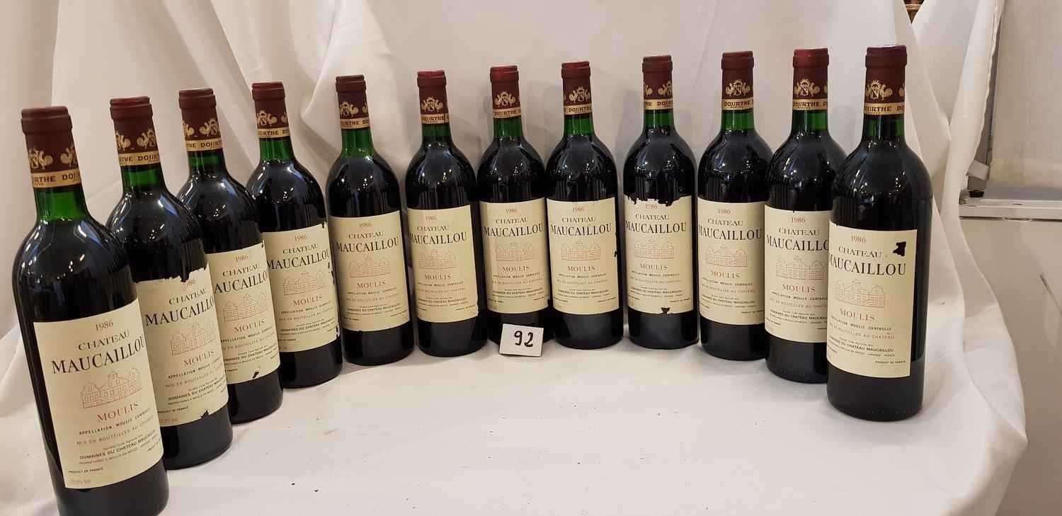 Null 12 bouteilles château MAUCAILLOU 1986 MOULIS 6 étiquettes abimées. 4 bas go&hellip;