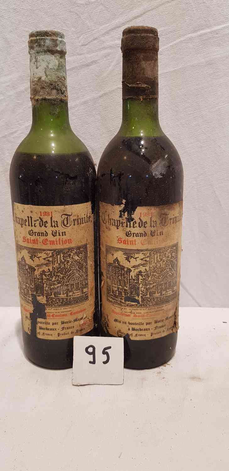 Null 2瓶 CHAPELLE DE LA TRINITE 1981 SAINT EMILION。染色和撕裂的标签。损坏的胶囊。肩部中间位置。
