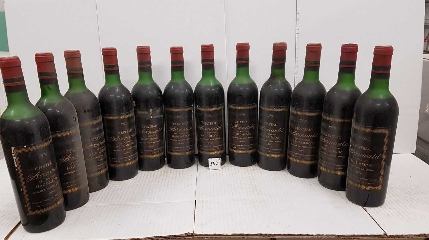 Null 12瓶Château ARNAULD 1970 Haut Médoc，10瓶高肩，2瓶中肩，2个标签轻微损坏。