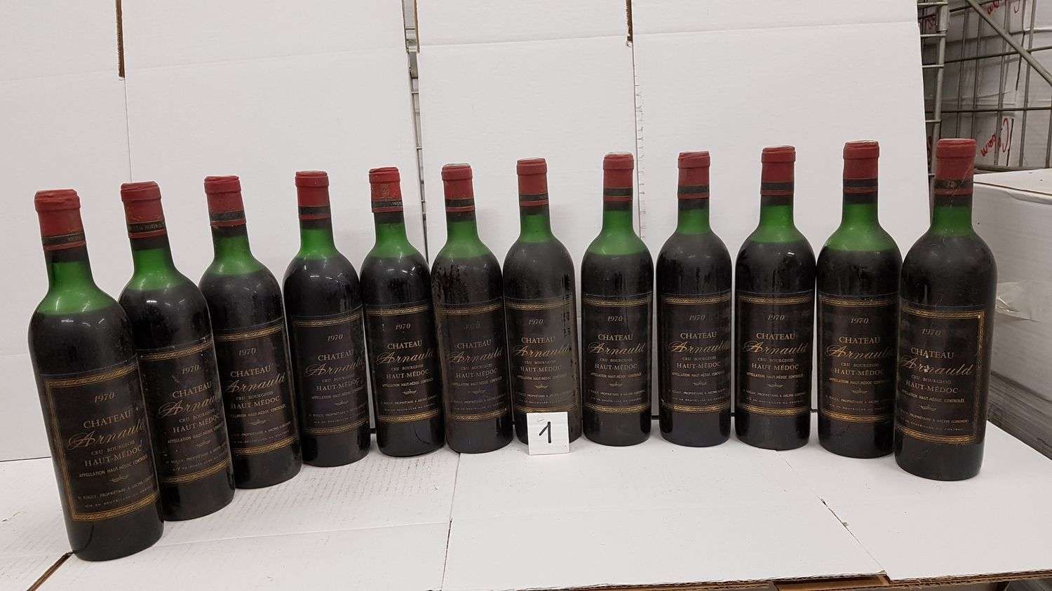 Null 12 bouteilles château ARNAULD 1970 Haut Médoc 3 haut épaule, 9 mi épaule. E&hellip;